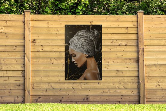 Tuinposter 80x120 cm - Tuindecoratie Vrouw - Hoofddoek - Bankbiljetten - Poster voor in de tuin - Buiten decoratie - Schutting tuinschilderij - Tuindoek muurdecoratie - Wanddecoratie balkondoek