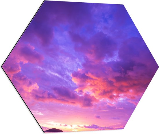 Dibond Hexagon - Paars met Blauwe Lucht vol Wolken - 80x69.6 cm Foto op Hexagon (Met Ophangsysteem)