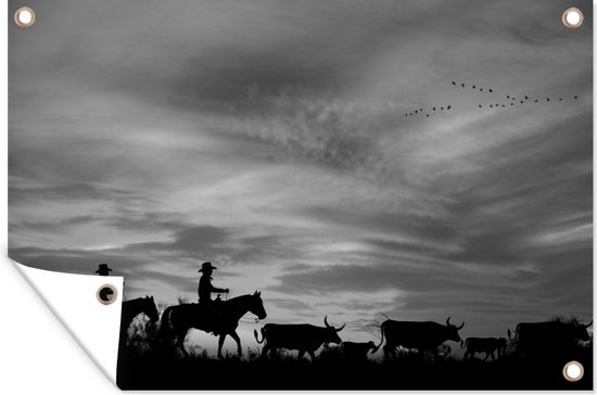 Tuindecoratie Silhouetten van cowboys tegen de wolkenlucht - zwart wit - 60x40 cm - Tuinposter - Tuindoek - Buitenposter