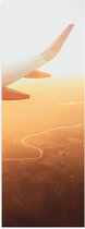 Poster Glanzend – Rood met Witte Vleugel van Vliegtuig bij Oranje Zonlicht - 20x60 cm Foto op Posterpapier met Glanzende Afwerking