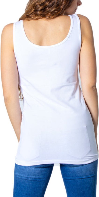 Achterkant van een witte tanktop met ronde hals, gedragen met een spijkerbroek.