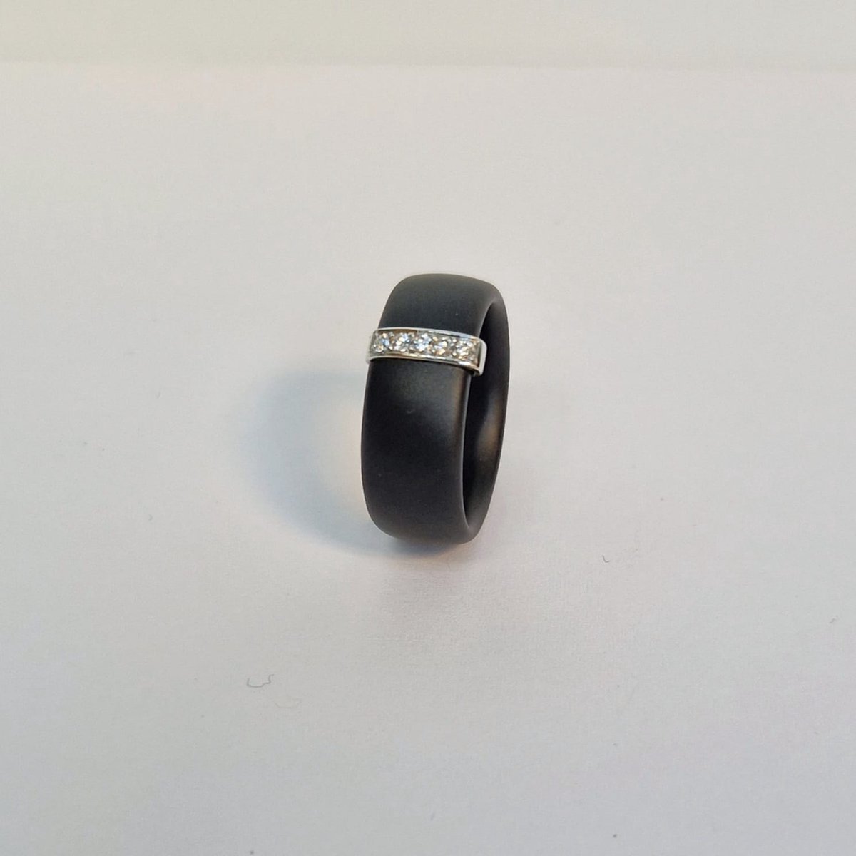 Ring dames - Orotech - AK 4/29 - keramiek - diamant - witgoud - 18 karaat - sale juwelier Verlinden St. Hubert van €485,= voor €389,=