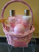 geschenk mand rozen - douche gel - body lotion - bruisbal - leuk geschenk -bad set - verjaardag - moeder dag - vrouwen