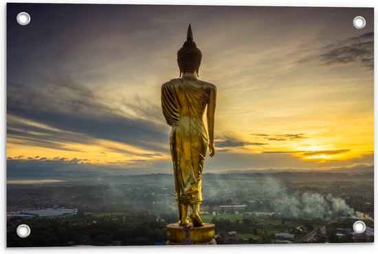 Tuinposter – Gouden Buddha op Standaard met Uitzicht op Landschap - 60x40 cm Foto op Tuinposter (wanddecoratie voor buiten en binnen)