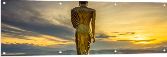 Tuinposter – Gouden Buddha op Standaard met Uitzicht op Landschap - 150x50 cm Foto op Tuinposter (wanddecoratie voor buiten en binnen)