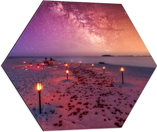 Dibond Hexagon - Romantisch Tafereel op Strand tijdens de Avond - 60x52.2 cm Foto op Hexagon (Met Ophangsysteem)