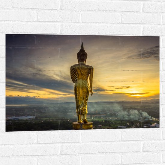 Muursticker - Gouden Buddha op Standaard met Uitzicht op Landschap - 90x60 cm Foto op Muursticker