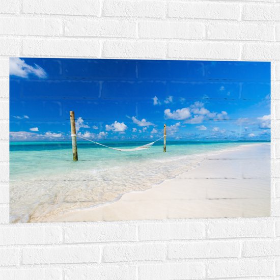 Muursticker - Hangmat boven Aankomende Golven op Wit Tropisch Strand - 90x60 cm Foto op Muursticker