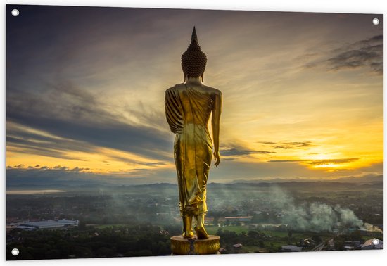 Tuinposter – Gouden Buddha op Standaard met Uitzicht op Landschap - 120x80 cm Foto op Tuinposter (wanddecoratie voor buiten en binnen)