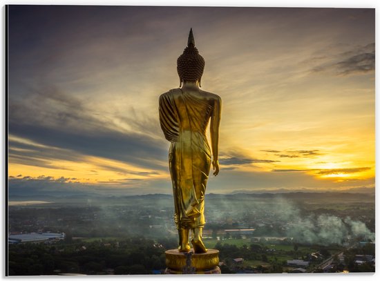 Dibond - Gouden Buddha op Standaard met Uitzicht op Landschap - 40x30 cm Foto op Aluminium (Met Ophangsysteem)