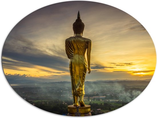 Dibond Ovaal - Gouden Buddha op Standaard met Uitzicht op Landschap - 108x81 cm Foto op Ovaal (Met Ophangsysteem)