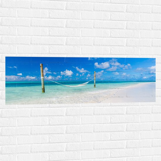 Muursticker - Hangmat boven Aankomende Golven op Wit Tropisch Strand - 120x40 cm Foto op Muursticker