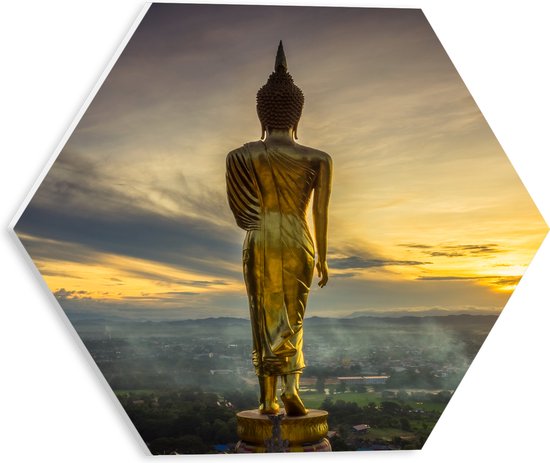 PVC Schuimplaat Hexagon - Gouden Buddha op Standaard met Uitzicht op Landschap - 30x26.1 cm Foto op Hexagon (Met Ophangsysteem)