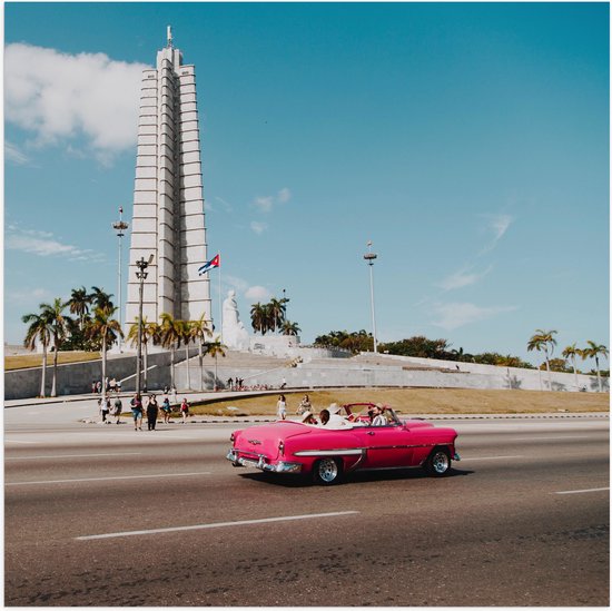 WallClassics - Poster Glanzend – Roze Auto bij Gebouw in Cuba - 50x50 cm Foto op Posterpapier met Glanzende Afwerking