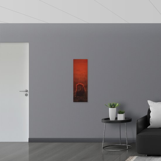 WallClassics - Plaque de Mousse PVC - Lion Couché avec Lueur Oranje - 30x90 cm Photo sur Plaque de Mousse PVC