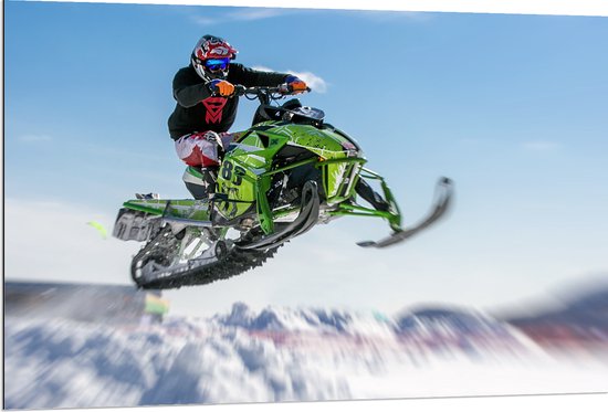 Dibond - Stuntman op Vliegende Sneeuwmobiel in Sneeuwlandschap - 120x80 cm Foto op Aluminium (Met Ophangsysteem)