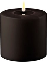 led kaars zwart - 10x10 cm - Deluxe Homeart - geschikt voor buiten! - stompkaars - tuinkaars - kaarsen voor buiten - kaars - led kaarsen - nep kaarsen - kaarsen zwart - led verlichting - flikkerende vlamverlichting - zonder batterijen