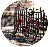 WallClassics - Dibond Muurcirkel - Rode fiets voor groen Hek - 70x70 cm Foto op Aluminium Muurcirkel (met ophangsysteem)