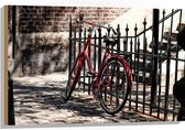 WallClassics - Hout - Rode fiets voor groen Hek - 90x60 cm - 9 mm dik - Foto op Hout (Met Ophangsysteem)