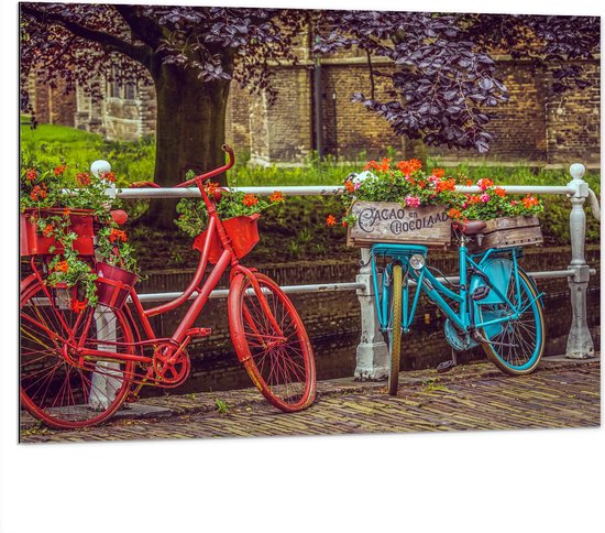 WallClassics - Dibond - Vélo rouge et bleu avec Fleurs près d'une clôture blanche devant le canal - 100x75 cm Photo sur aluminium (Décoration murale en métal)