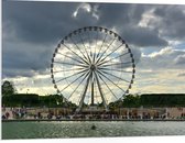PVC Schuimplaat - Groot Toeristisch Reuzenrad in Parijs onder Donkere Wolken, Frankrijk - 100x75 cm Foto op PVC Schuimplaat (Met Ophangsysteem)