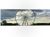 PVC Schuimplaat - Groot Toeristisch Reuzenrad in Parijs onder Donkere Wolken, Frankrijk - 60x20 cm Foto op PVC Schuimplaat (Met Ophangsysteem)