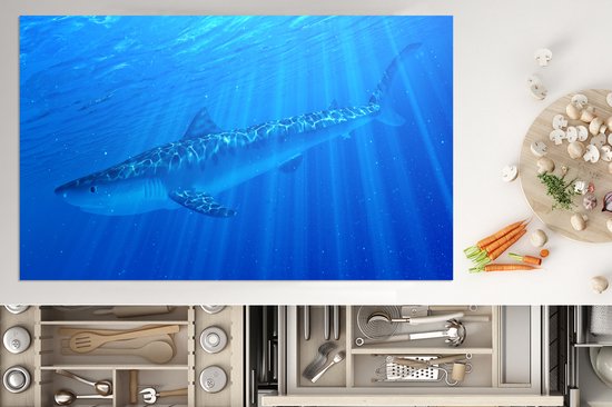 KitchenYeah® Inductie beschermer 85x52 cm - Een illustratie van een tijgerhaai in de zee - Kookplaataccessoires - Afdekplaat voor kookplaat - Inductiebeschermer - Inductiemat - Inductieplaat mat