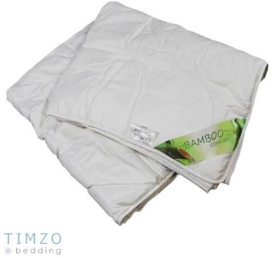 Witte deken met een gestikt patroon en een label met 'BAMBOO COMFORT'. Merk TIMZO.