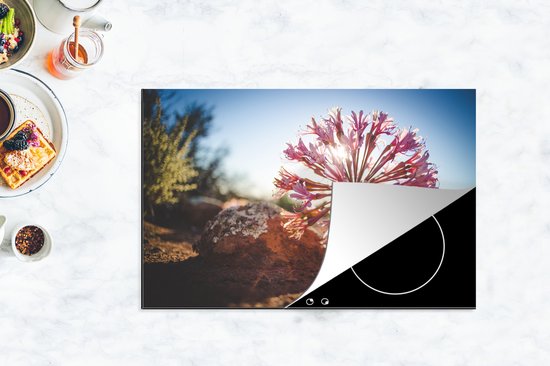 KitchenYeah® Inductie beschermer 80.2x52.2 cm - Roze bloem in zon - Kookplaataccessoires - Afdekplaat voor kookplaat - Inductiebeschermer - Inductiemat - Inductieplaat mat