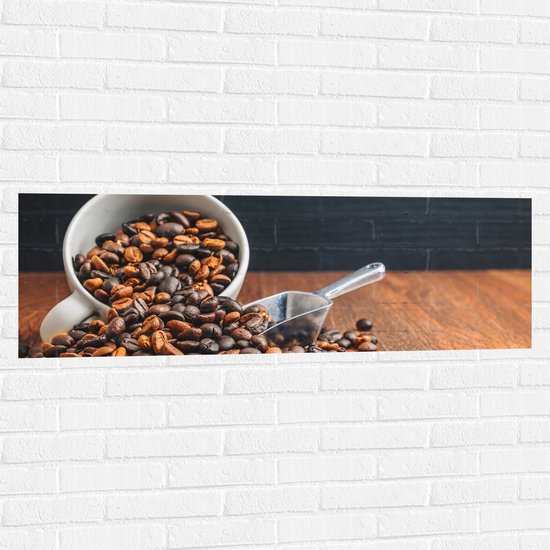 Muursticker - Koffiebonen uit Koffiekop op Tafel - 120x40 cm Foto op Muursticker