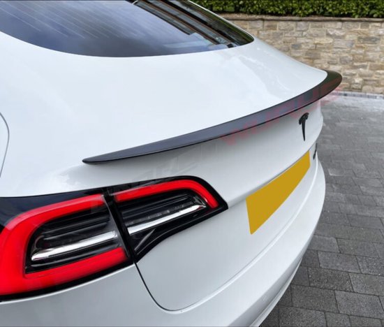 Achterkant van een witte Tesla Model 3 met een zwarte spoiler, rode achterlichten en een gele kentekenplaat.