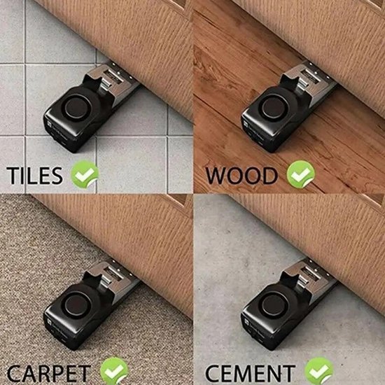 Zwarte deurstopper met metalen bovenkant, getoond op tegels, hout, tapijt en cement.