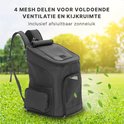 Sac à dos pour chien noir en extérieur, mettant en avant les parties en maille et la ventilation.
