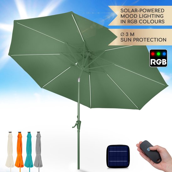 Parasol vert de 3 mètres de large avec éclairage LED alimenté par énergie solaire en couleurs RVB.