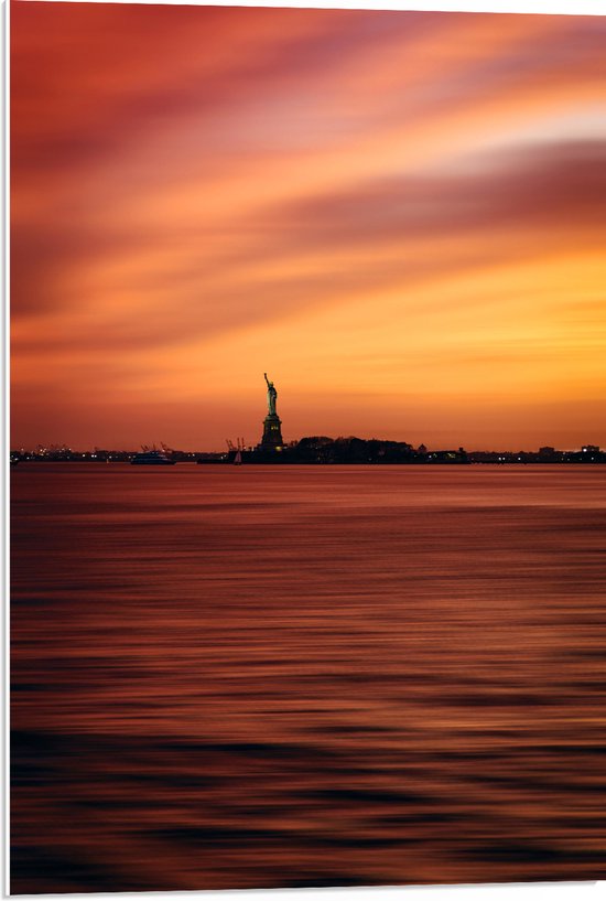 WallClassics - PVC Schuimplaat- Vrijheidsbeeld in New York van Ver met Zonsondergang - 50x75 cm Foto op PVC Schuimplaat