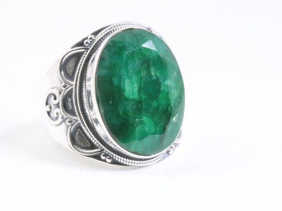 Zware bewerkte zilveren ring met smaragd - maat 19