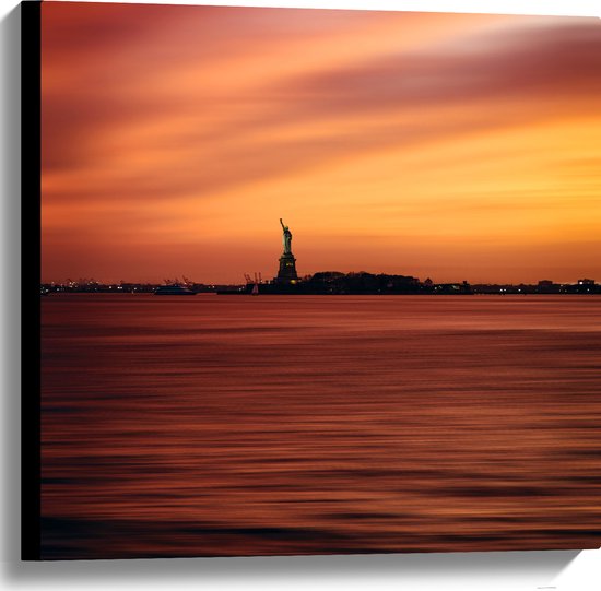 WallClassics - Canvas - Vrijheidsbeeld in New York van Ver met Zonsondergang - 60x60 cm Foto op Canvas Schilderij (Wanddecoratie op Canvas)