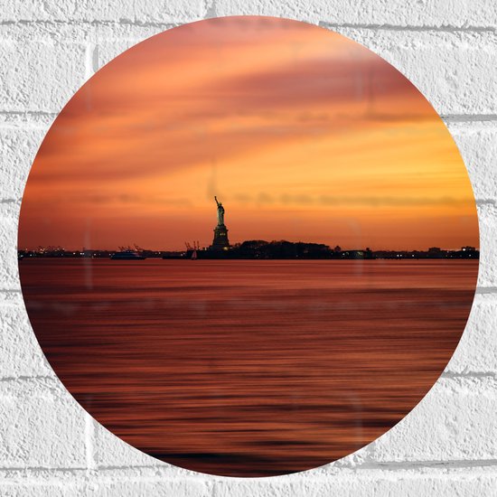 WallClassics - Muursticker Cirkel - Vrijheidsbeeld in New York van Ver met Zonsondergang - 40x40 cm Foto op Muursticker
