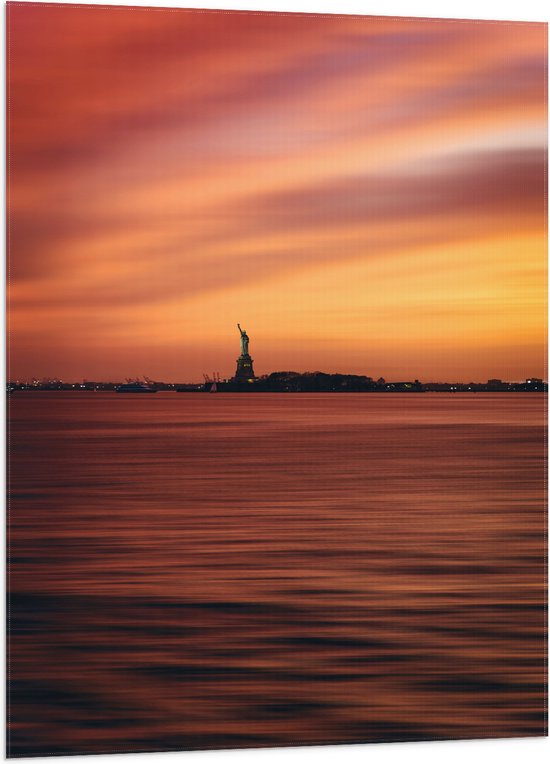 WallClassics - Vlag - Vrijheidsbeeld in New York van Ver met Zonsondergang - 70x105 cm Foto op Polyester Vlag
