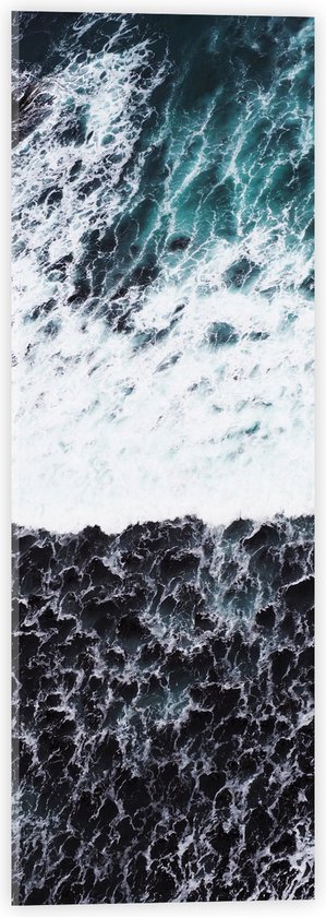 WallClassics - Acrylglas - Bovenaanzicht van Rotsen hangend over Zee - 20x60 cm Foto op Acrylglas (Wanddecoratie op Acrylaat)