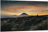 Vlag - Vulkaan in de Verte van Prachtitg Landschap - 120x80 cm Foto op Polyester Vlag