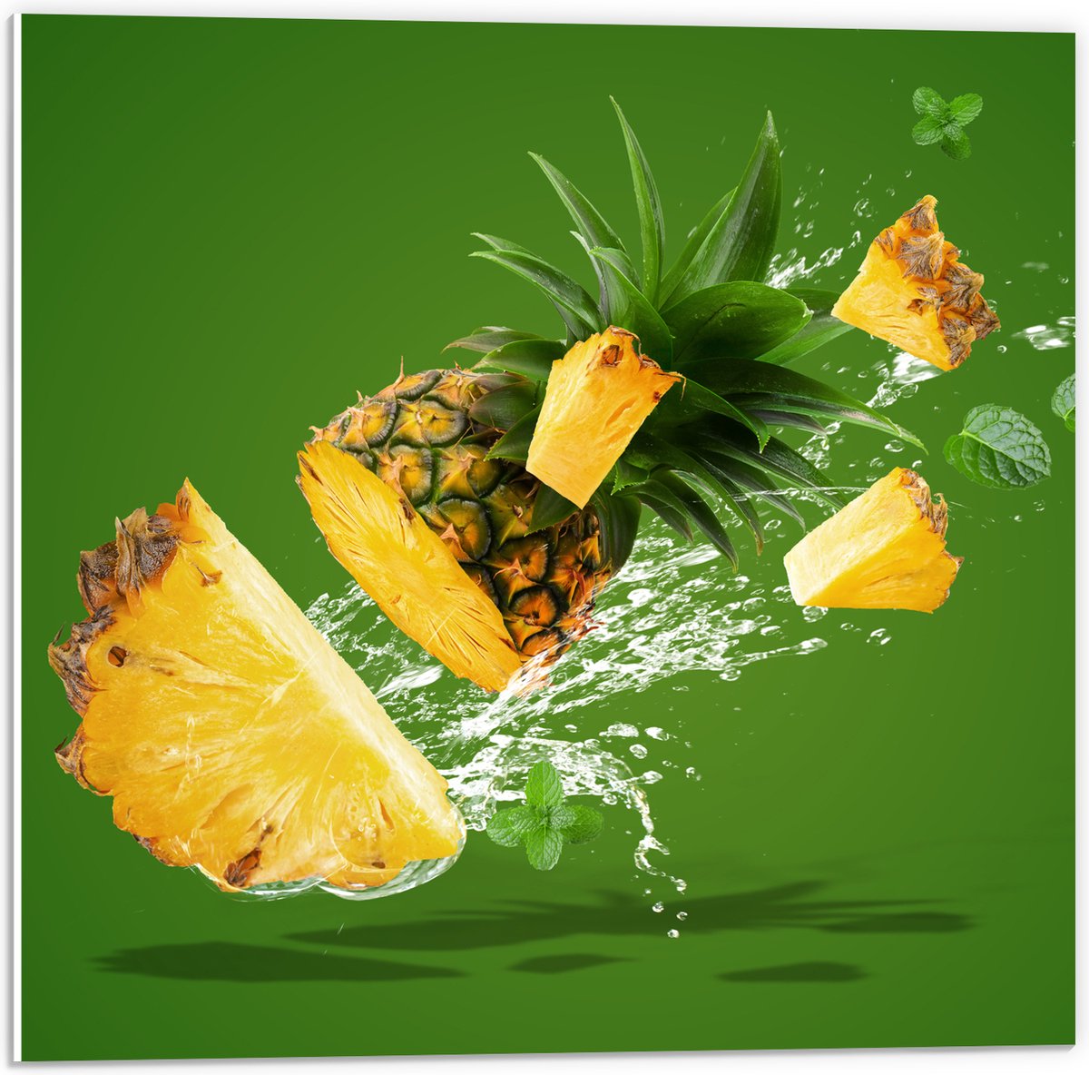 PVC Schuimplaat - Gele Ananas in Stukken tegen Groene Achtergrond - 50x50 cm Foto op PVC Schuimplaat (Met Ophangsysteem)
