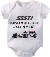 Hospitrix Baby Rompertje met Tekst "SSST! Papa en ik kijken naar Nyck - maat XL 86 - Formule 1 - Korte Mouw - Cadeau - Zwangerschap - Aankondiging - De Vries - Romper