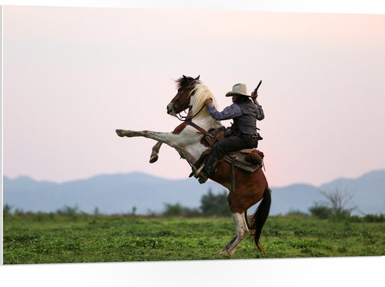 PVC Schuimplaat- Cowboy met Geweer op Stijgerend Paard - 105x70 cm Foto op PVC Schuimplaat