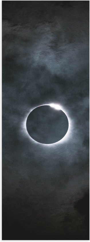 Poster Glanzend – Maansverduistering tijdens Bewolkte Nacht - 20x60 cm Foto op Posterpapier met Glanzende Afwerking