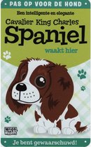 Wandbord Dieren - Pas Op Voor De Hond - Cavalier King Charles Spaniel Waakt Hier