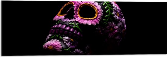 Acrylglas - Doodskop Versierd met Paarse Bloemen en Groene Planten tegen Zwarte Achtergrond - 90x30 cm Foto op Acrylglas (Met Ophangsysteem)