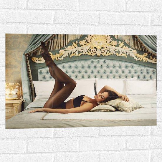 Muursticker - Elegante Vrouw in Lingerie op Bed - 75x50 cm Foto op Muursticker