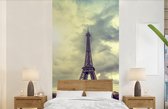 Behang - Fotobehang Uitzicht over het water op de Eiffeltoren en Parijs - Breedte 120 cm x hoogte 240 cm