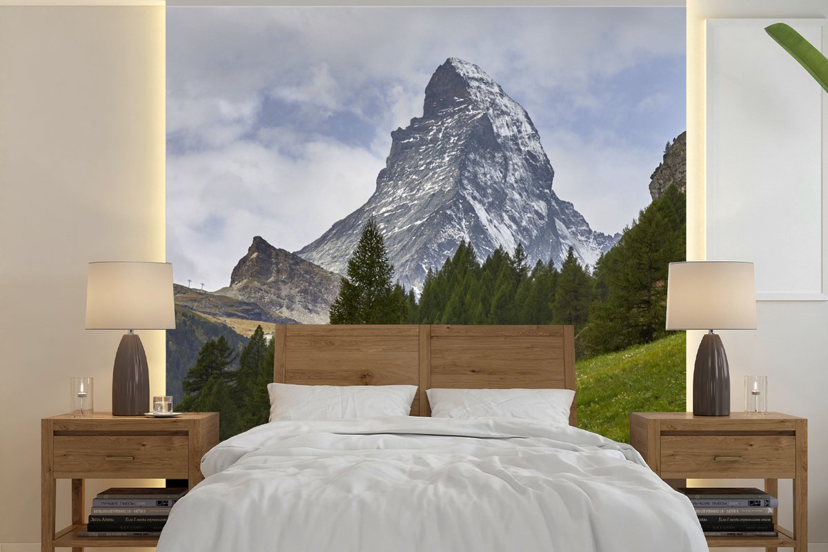 Behang - Fotobehang De Zwitserse Matterhorn achter een dennenbos - Breedte 280 cm x hoogte 280 cm